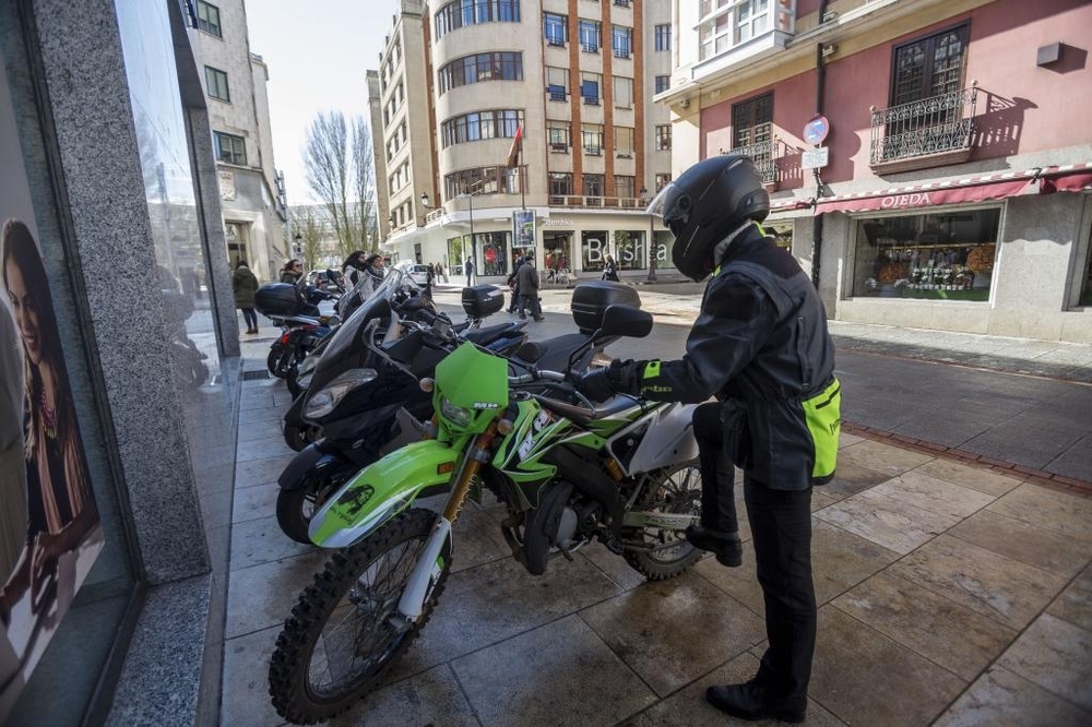 La calle Condestable es ya un clásico aparcamiento improvisado de motos.
