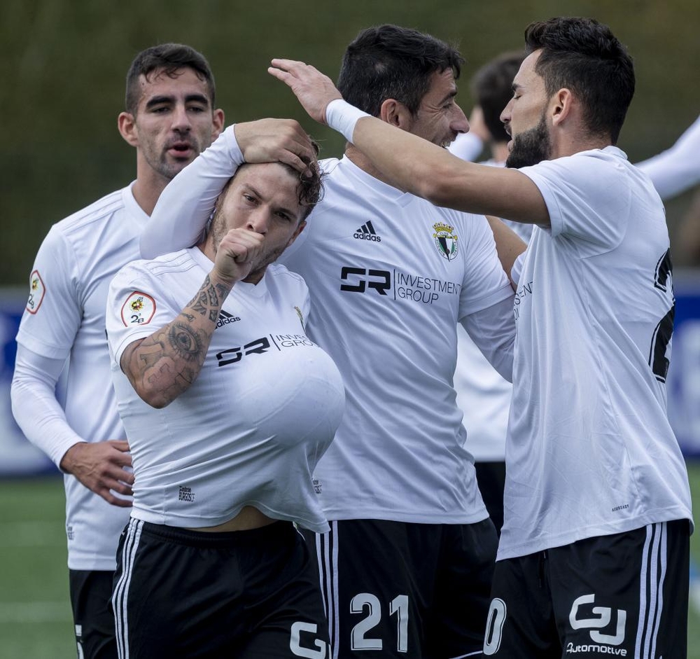 Juanma celebra el tanto anotado el pasado domingo en Covadonga que significaba el 0-1 para el Burgos CF.