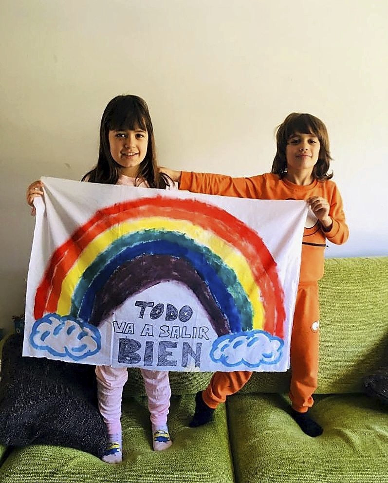 Laray Gael han hecho esta pancarta y preparan otra réplica para colocarla en la ventana. 