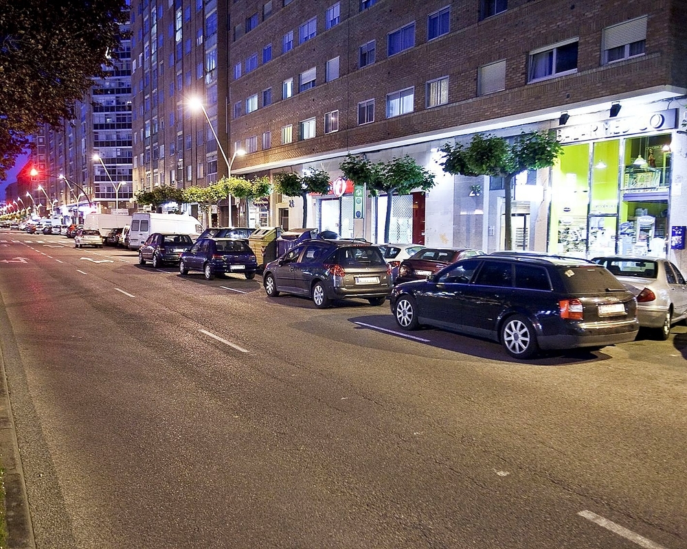 Un reguero de coches en doble fila era la imagen más frecuente en Eladio Perlado (ahora Derechos Humanos).