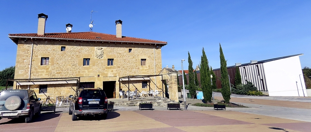 El palacio del Marqués de Villarías, que la familia Alonso Arenaza adquirió en 1990, acoge ahora una cafetería y restaurante en su planta baja.