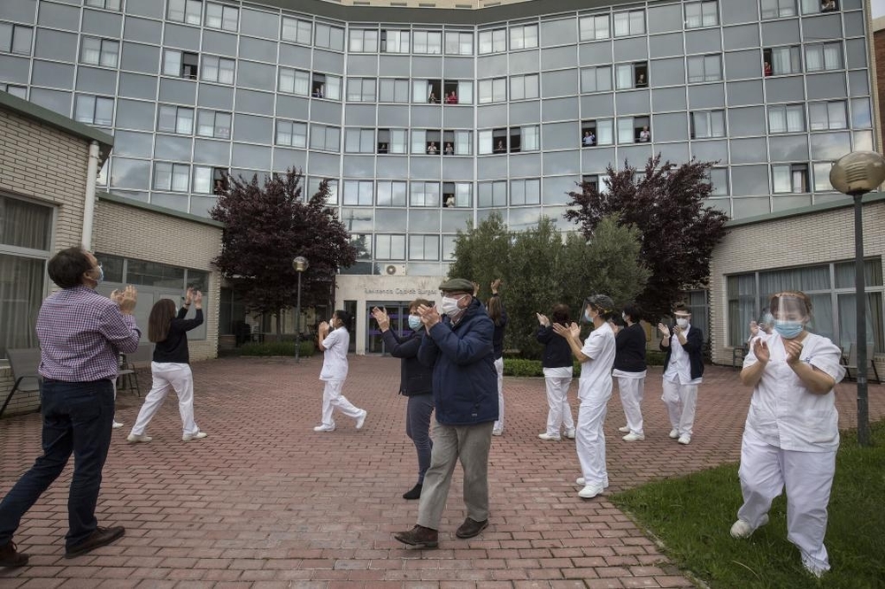 Todos los días a las ocho de la tarde los trabajadores salen a aplaudir y los residentes participan desde sus ventanas. 