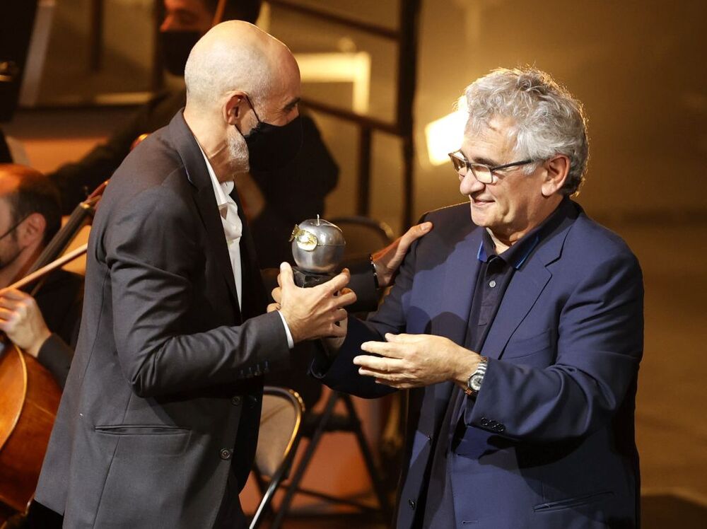 El director Alfredo Sanzol (i) tras recibir de manos del escritor Bernardo Atxaga el premio a mejor espectáculo de teatro