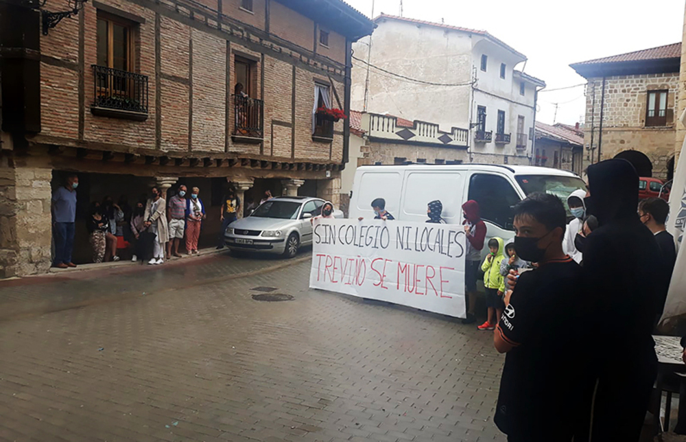 Vecinos de Treviño protestan contra el Ayuntamiento