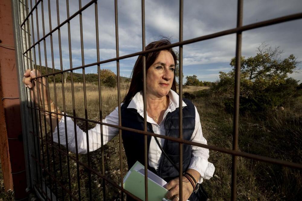 Margarita Pérez tras una de las tantas puertas que cierran los caminos del latifundio.