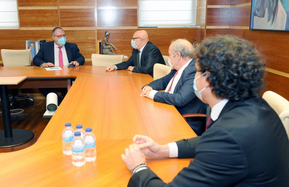 Imagen de la reunión del consejero de Sanidad, Alejandro Vázquez, con los responsables de la Orden Hospitalaria.