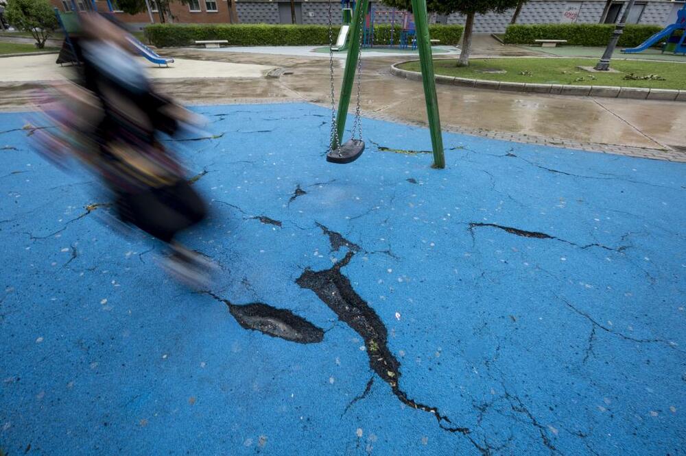 Grietas y socavones en el parque infantil de la plaza Gallocanta.