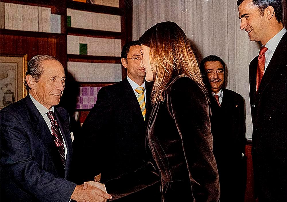 Antonio de Santiago saluda a los Reyes en un acto oficial de los economistas. 