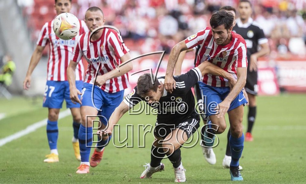 Guillermo trata de zafarse de los defensores en el duelo del pasado domingo ante el Sporting.    / JESÚS J. MATÍAS