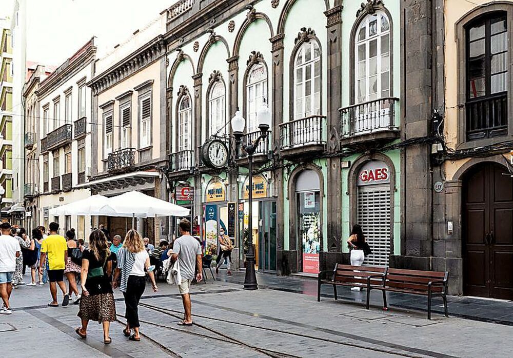 La calle Triana es hoy la más comercial de la ciudad