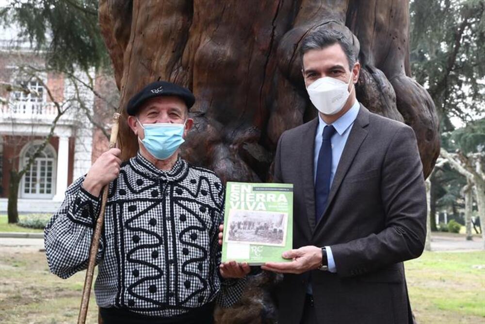 Pedro Sánchez recibe el 'pino serrano del cambio climático'