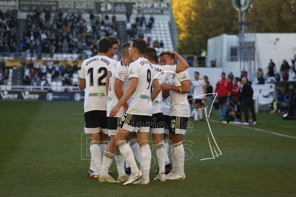 Piña de los jugadores del Burgos CF celebrando uno de los goles ante el Huesca en El Plantío.  / JESÚS J. MATÍ­AS