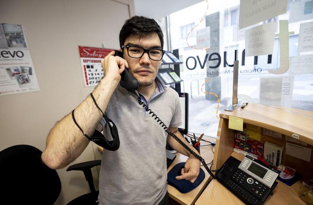 Miguel atiende el teléfono en la Oficina de Movilidad y tramita los bonotaxi para discapacitados. 