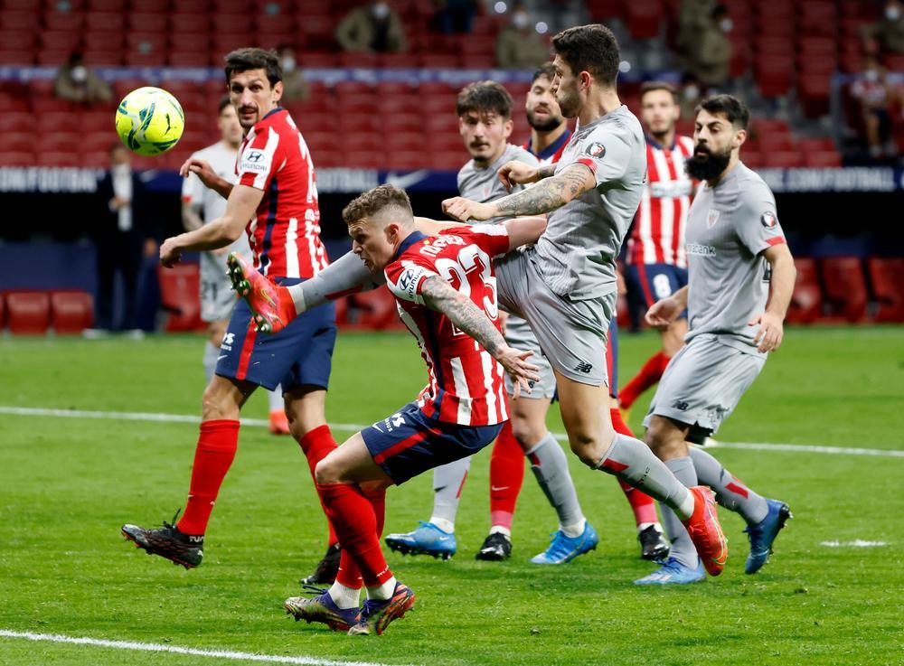 Llorente y Suárez inflan el colchón del líder
