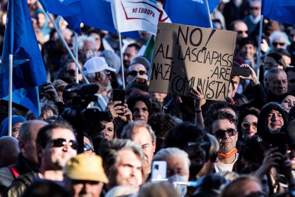 No Green Pass demonstration in Rome  / ANGELO CARCONI