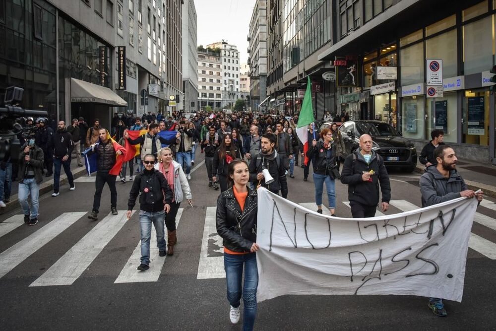 No Green Pass demonstration in Milan  / MATTEO CORNER