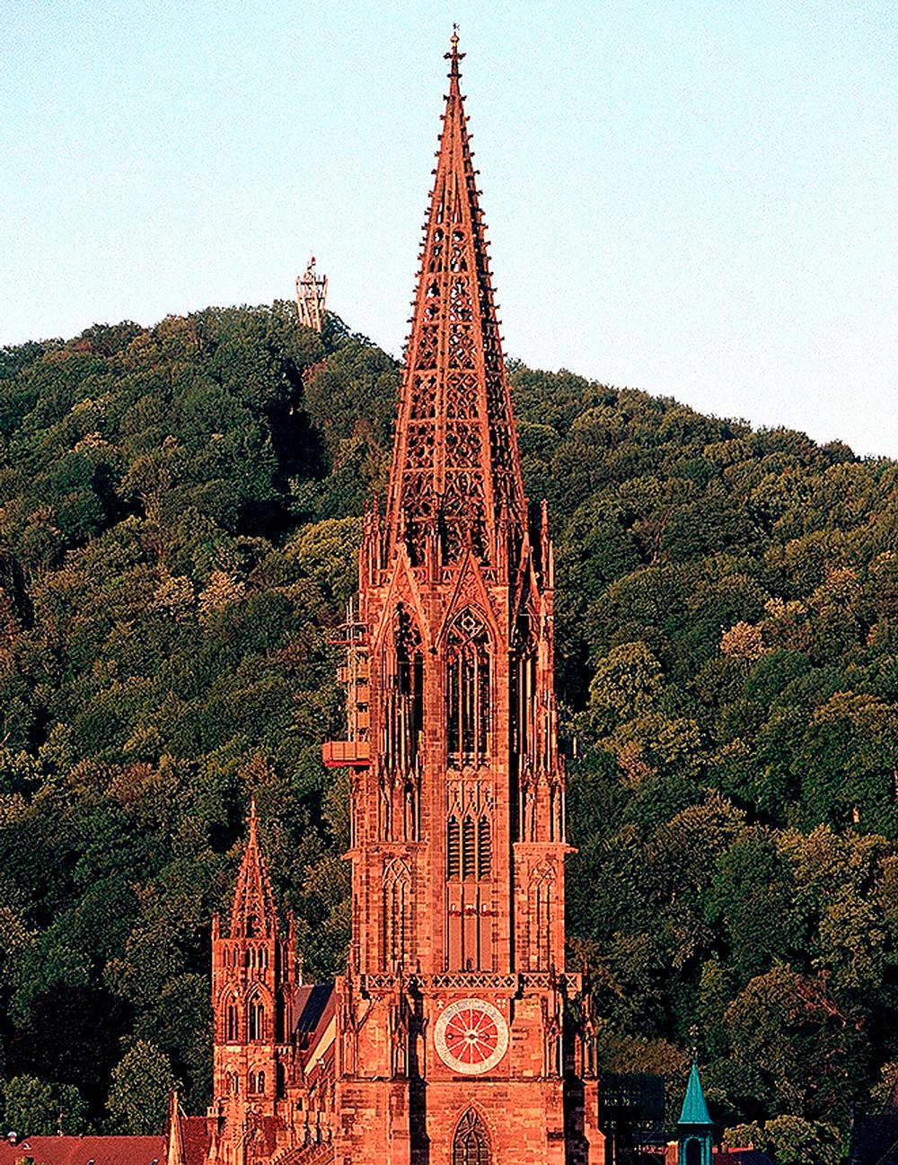 La aguja de la catedral de Friburgo de Brisgovia (Alemania).