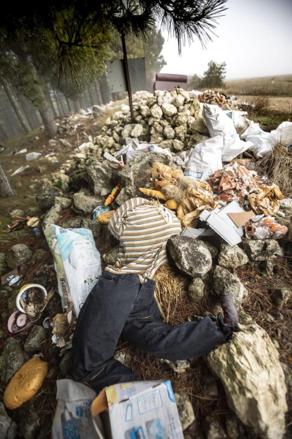 Toneladas de escombros procedentes de obras de reforma en el pinar de Cótar.  / CHRISTIAN CASTRILLO