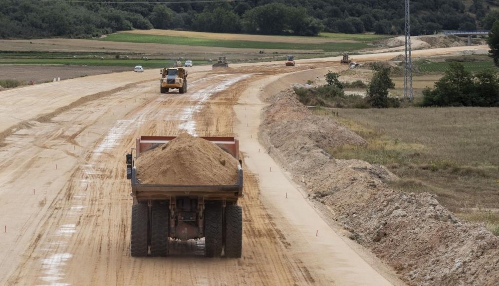 El tramo de la A-73 en el límite con Palencia sigue en construcción pese a que debía estar listo en verano de 2019. 