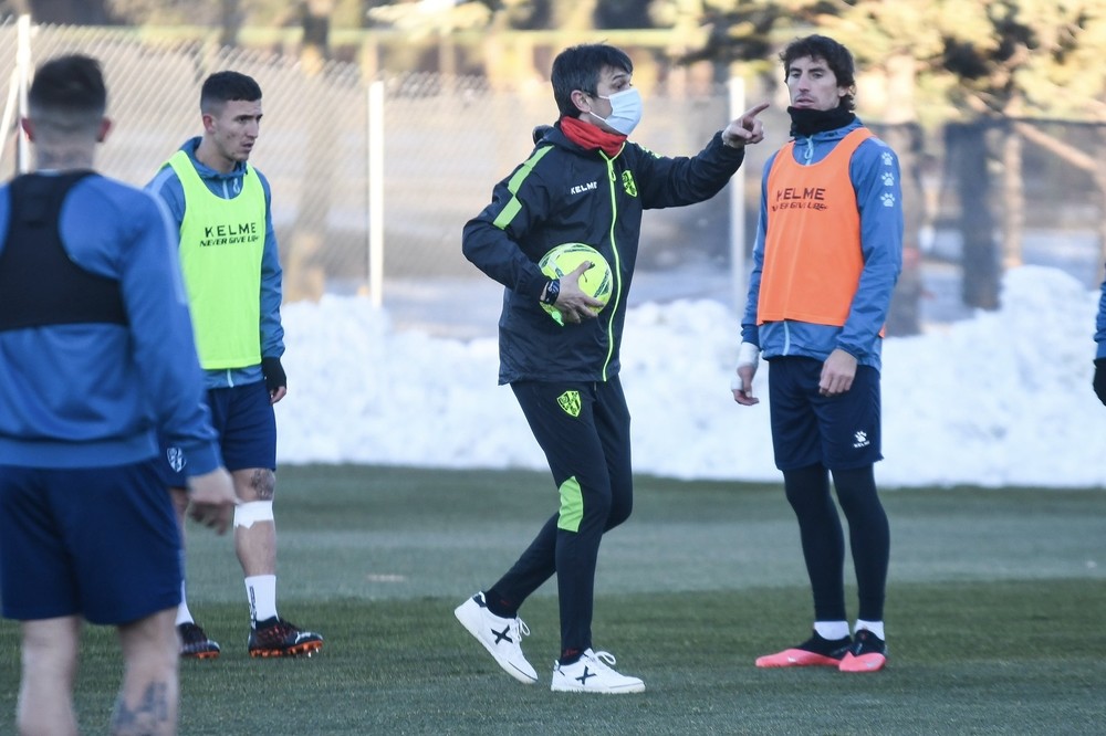 Pacheta fue presentado ayer y dirigió su primer entrenamiento como nuevo técnico del Huesca. 