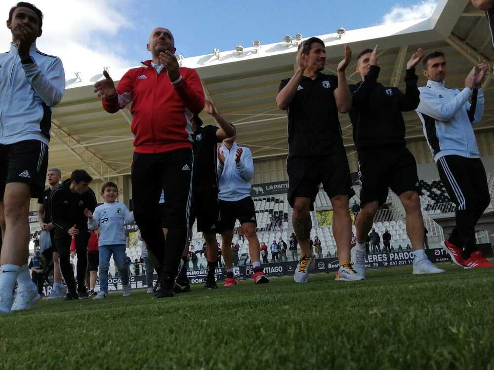 El técnico, Julián Calero, junto a sus jugadores aplauden a los aficionados en la vuelta al Estadio. 