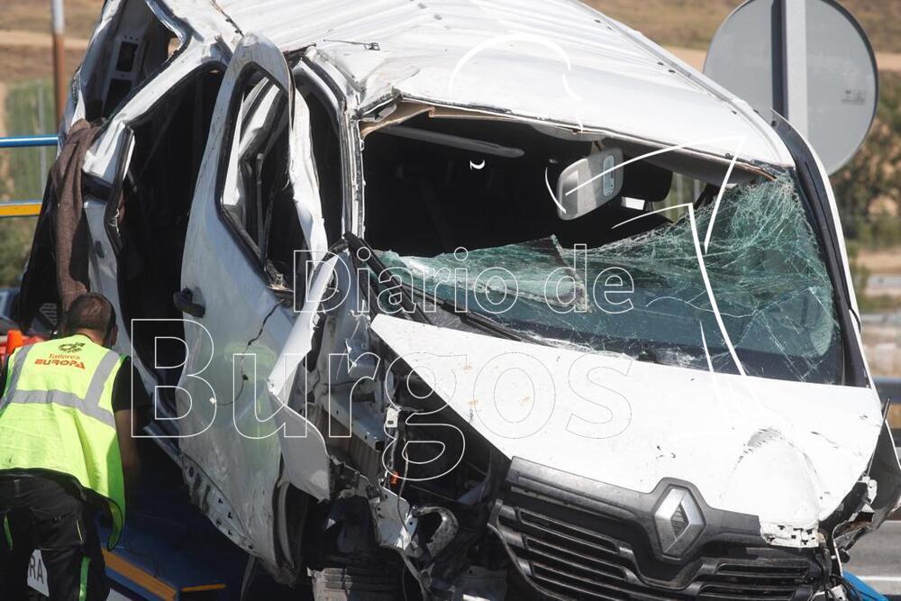 Imagen del furgón en el que viajaba el conductor fallecido y los dos pasajeros heridos graves.   / ALBERTO RODRIGO