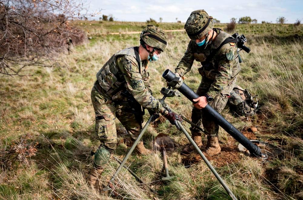 Dos militares montan un mortero para defender el terreno ocupado