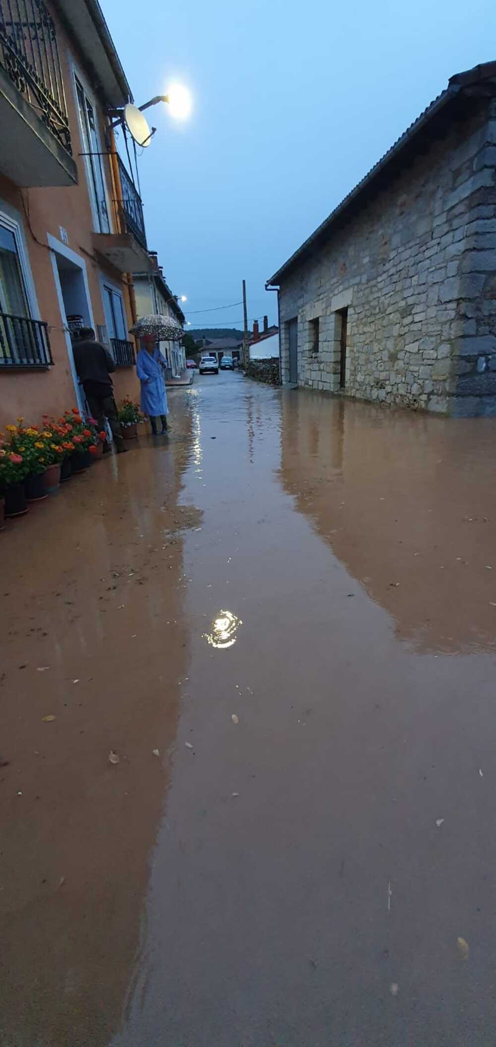 Hontoria del Pinar se inunda al desbordarse el río Lobos