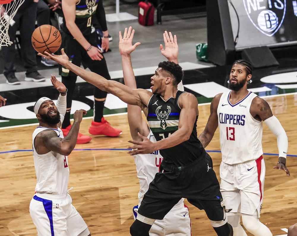 Los Lakers arrasan y Antetokounmpo engulle a los Clippers