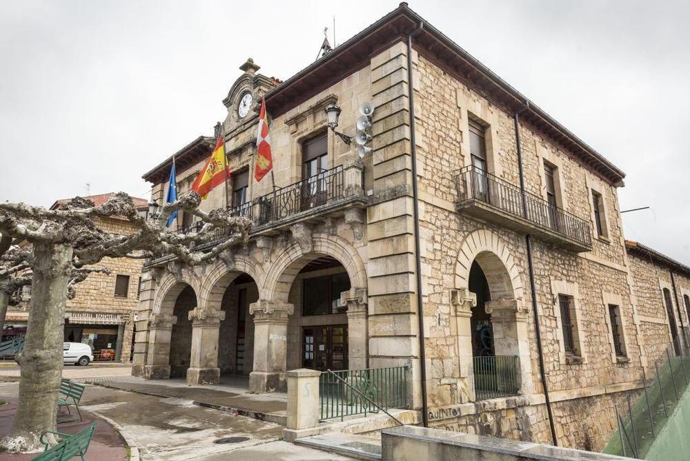 Las regidoras de Quintanar (en la imagen el Ayuntamiento de la localidad serrana) y del Valle de Mena son las mejor pagadas después de las tres 'grandes'.
