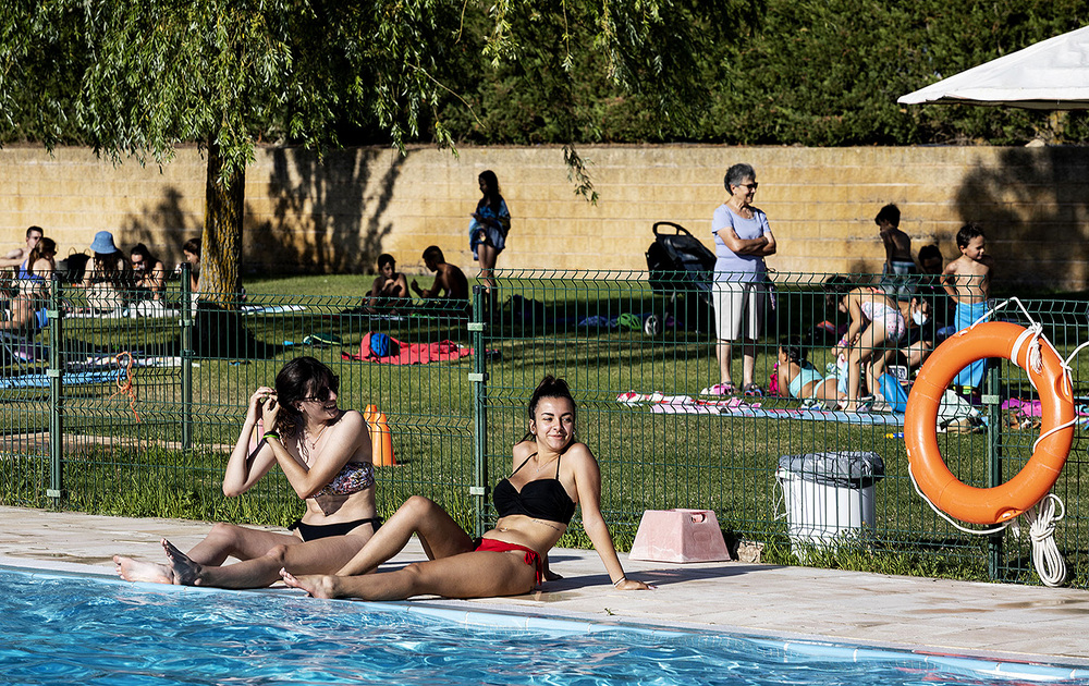 Tras un año in poder abrir las piscinas por la pandemia, este verano por fin han regresado los chapuzones a Santa María del Campo.  / LUIS LÓPEZ ARAICO
