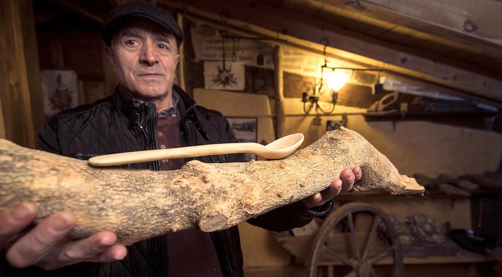 Demetrio Delgado sostiene madera de boj y una cuchara fabricada con ese material por uno de los pocos artesanos que los trabajan ya en Burgos.   / ALBERTO RODRIGO