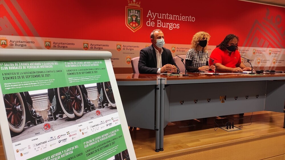 La concejal de Sanidad del Ayuntamiento de Burgos, Blanca Carpintero (c.), ha presentado este martes la I Salida de Coches Antiguos y Clásicos de la ciudad.