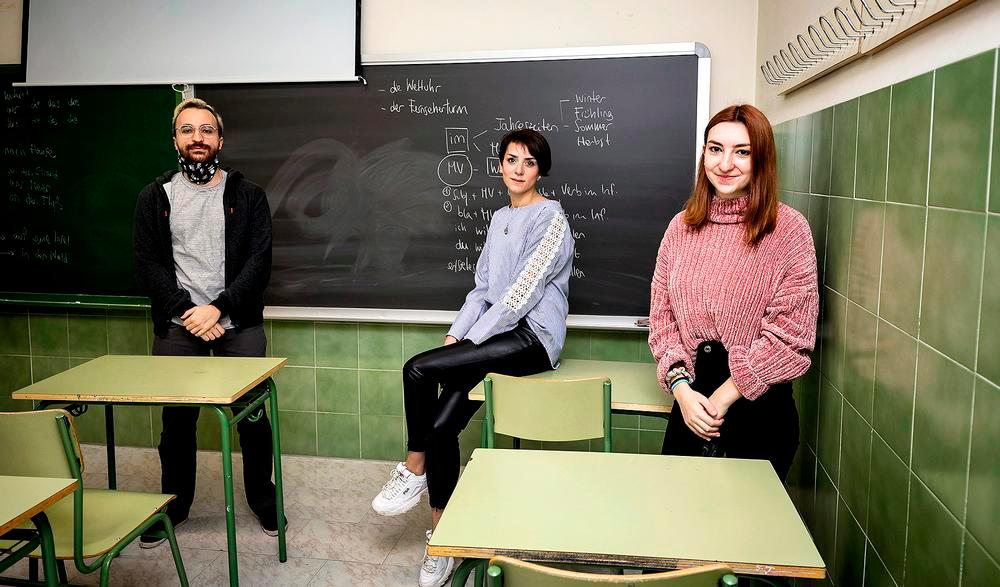 Cristina Benítez (c.) e Iris López comparten experiencia en el departamento Orientación, y Daniel Marticorena en el de Física y Química. 