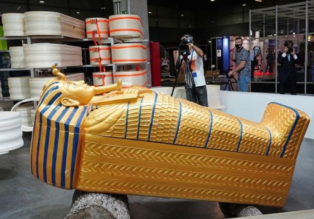 Los visitantes pueden ver una reproducción del sarcófago de Tutankamon.