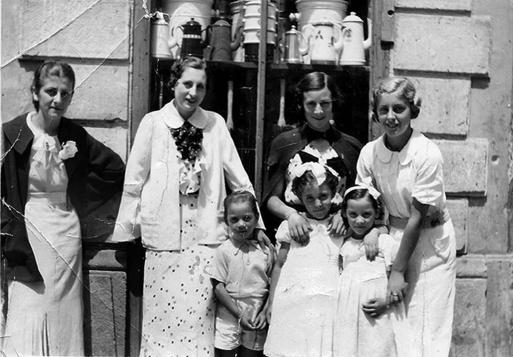 De izda. a dcha., Paquita Salazar, las hermanas Adela y Josefina Martínez Suárez y Aida Salazar, en los años 30 en el escaparate de la Ferretería Hijos de Patricio Salazar, fundada en 1922.