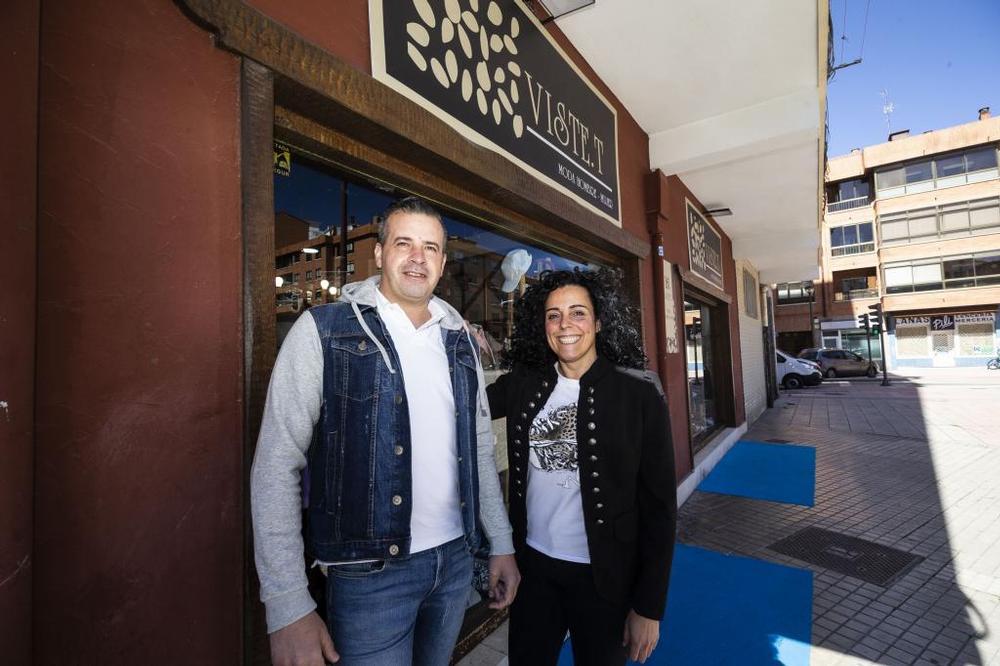 Gustavo Calvo ha invertido en una tienda de ropa en la que trabaja su pareja, Diana. 