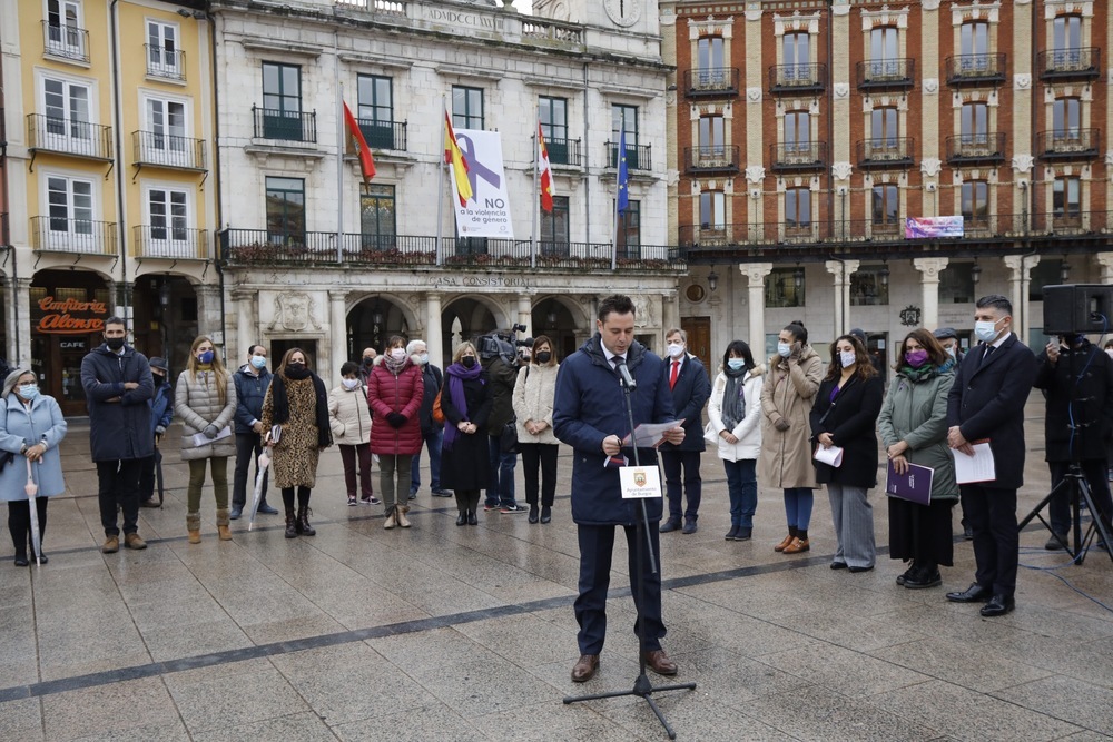 El alcalde de Burgos, Daniel de la Rosa, en representación de los grupos municipales en el Ayuntamiento (salvo Vox), ha leído un manifiesto contra la violencia de género y por un futuro en igualdad.