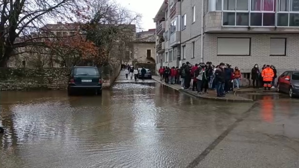 Alumnos del instituto de Villarcayo se quedan sin clase por la crecida del Nela.  / A.C.