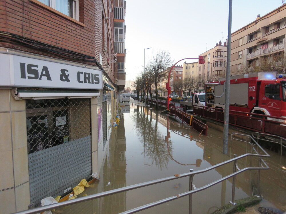 El Ebro inunda locales en la Ronda del Ferrocarril  / Ó.C.