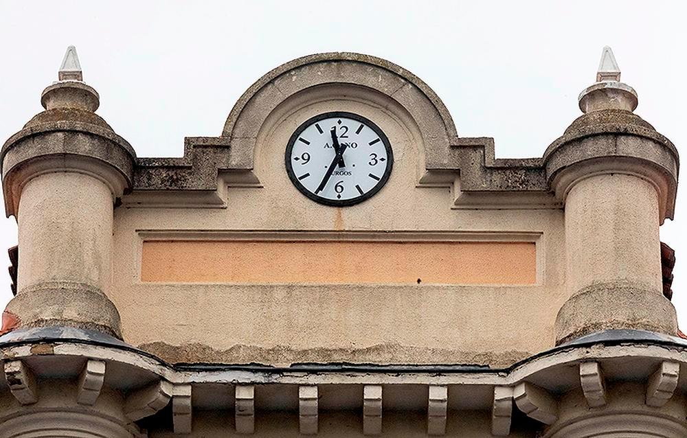 El reloj de la fachada principal ha vuelto a funcionar después de seis años.