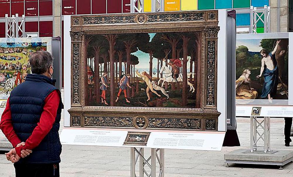 Un hombre contempla una de las obras en la Plaza de la Concordia. 
