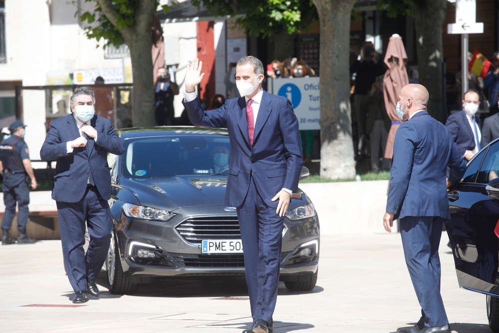 El rey ha llegado en coche acompañado del ministro de Cultura  / ALBERTO RODRIGO