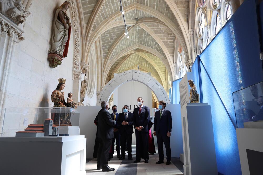 Felipe VI llega a la catedral de Burgos para inaugurar Las Edades del Hombre  / BALLESTEROS (EFE)
