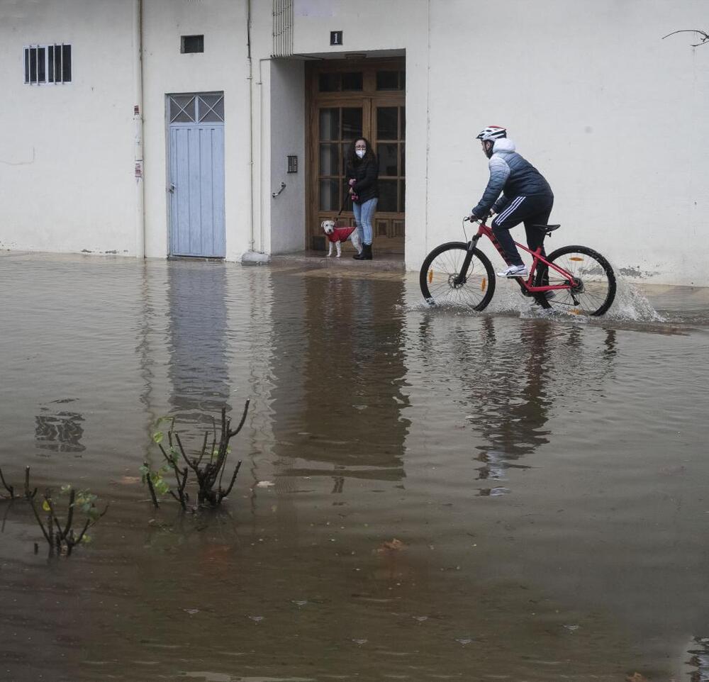 El río Nela entró en el casco urbano de Villarcayo hacia las dos de la tarde y en las horas siguientes inundó todas las calles del entorno del colegio -imagen- y el complejo polideportivo.   / ALBERTO RODRIGO