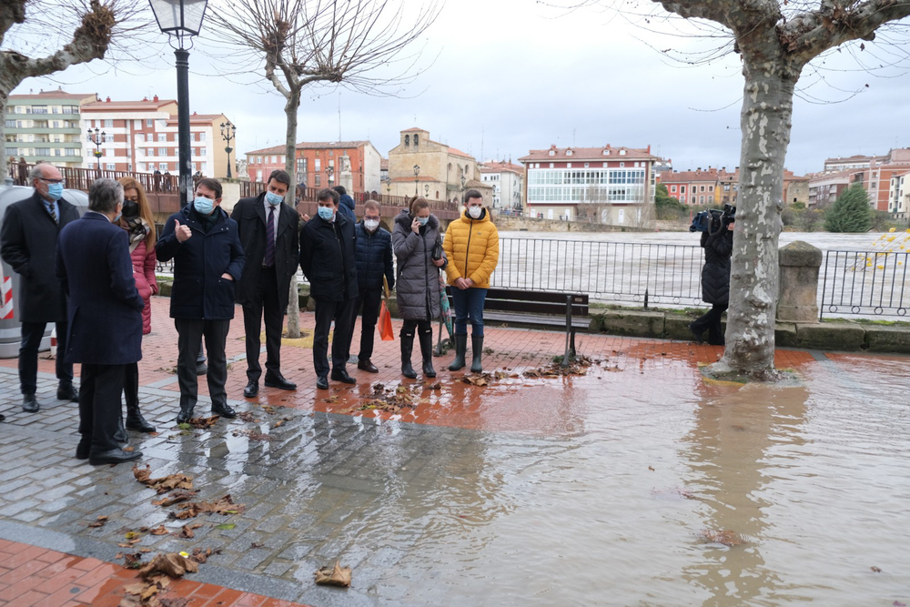 El presidente ha comprobado in situ el estado del río Ebro.  / JCYL