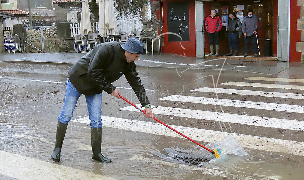 Raúl retiraba las hojas de la alcantarillas en la travesía de Santelices de Valdeporres, en la BU-526.  / A.C.