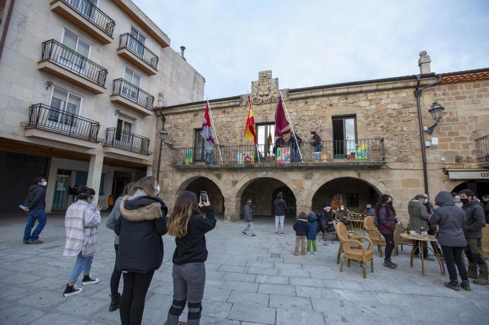 En las calles de Salas se han colgado 140 carteles pintados por vecinos, estudiantes e internos en residencias. 