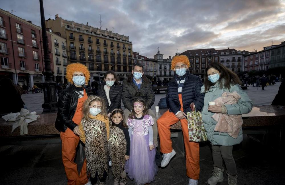 Muchos padres se animaron a disfrazarse con sus hijos durante el sábado.   / PATRICIA