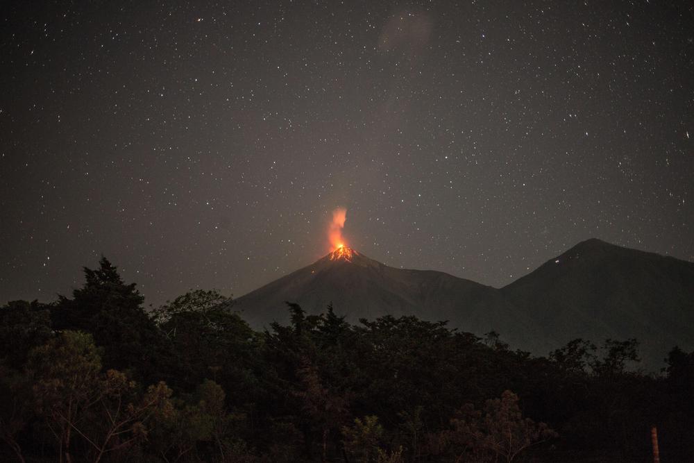 Volcán de Fuego en erupción  / ESTEBAN BIBA